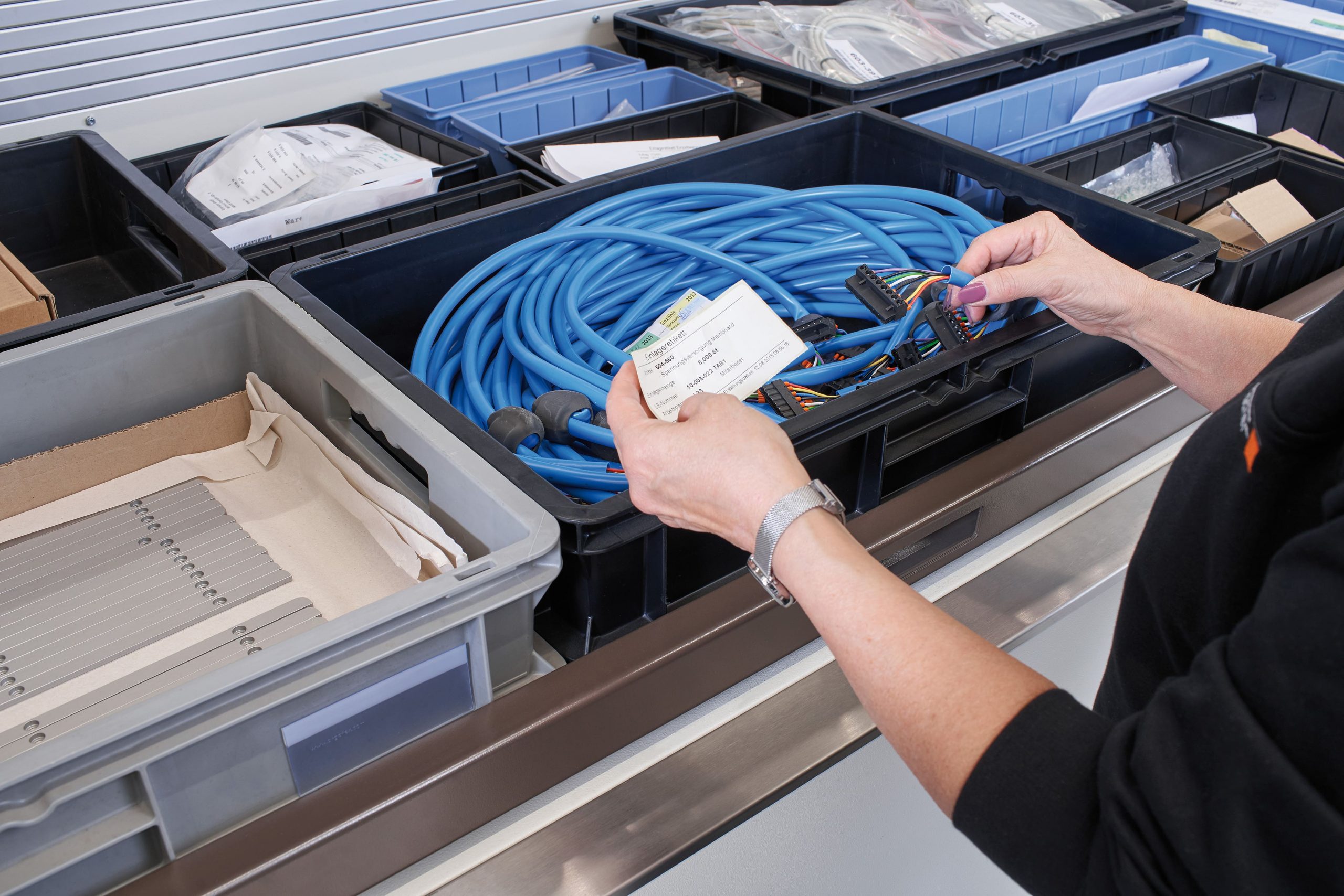 Cassette con protezione ESD per lo stoccaggio di componenti elettronici