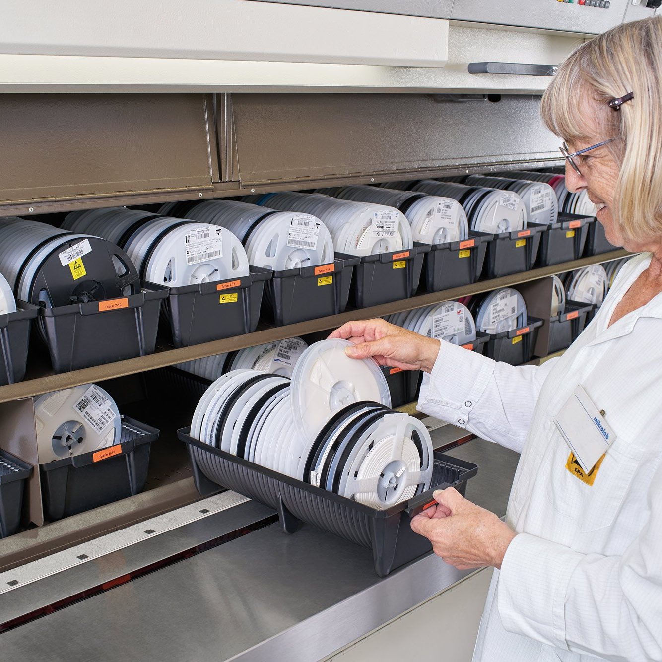 Magazzino rotante con contenitori antistatici