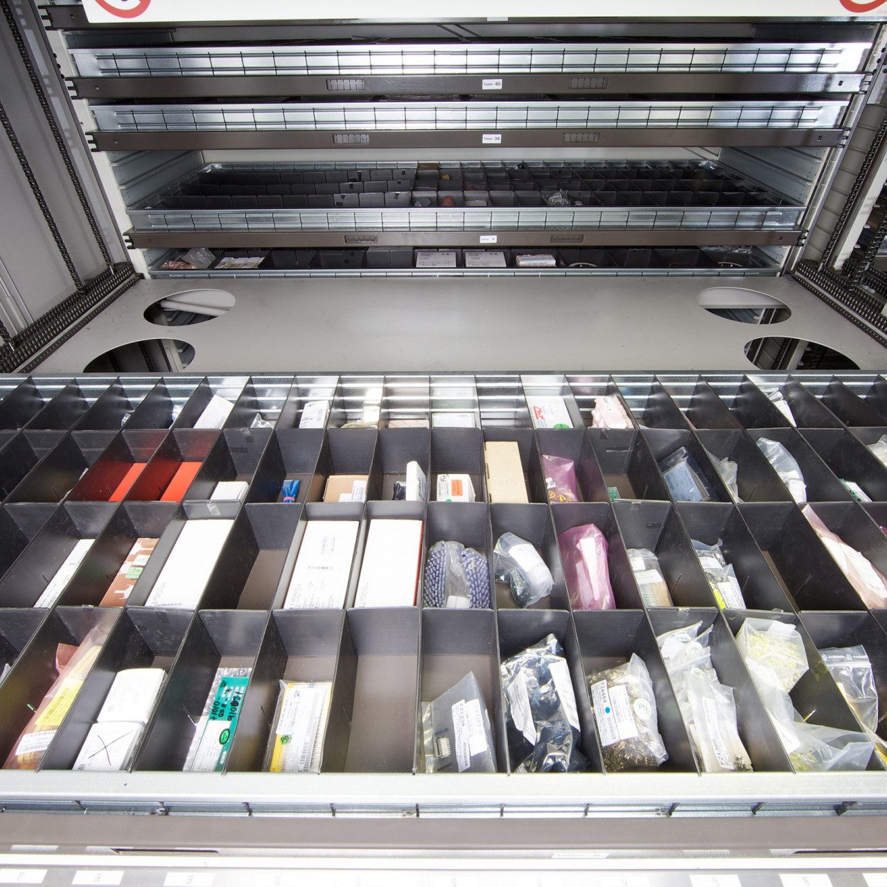 Cassetto con scomparti dotati di finitura antistatica per componenti elettronici