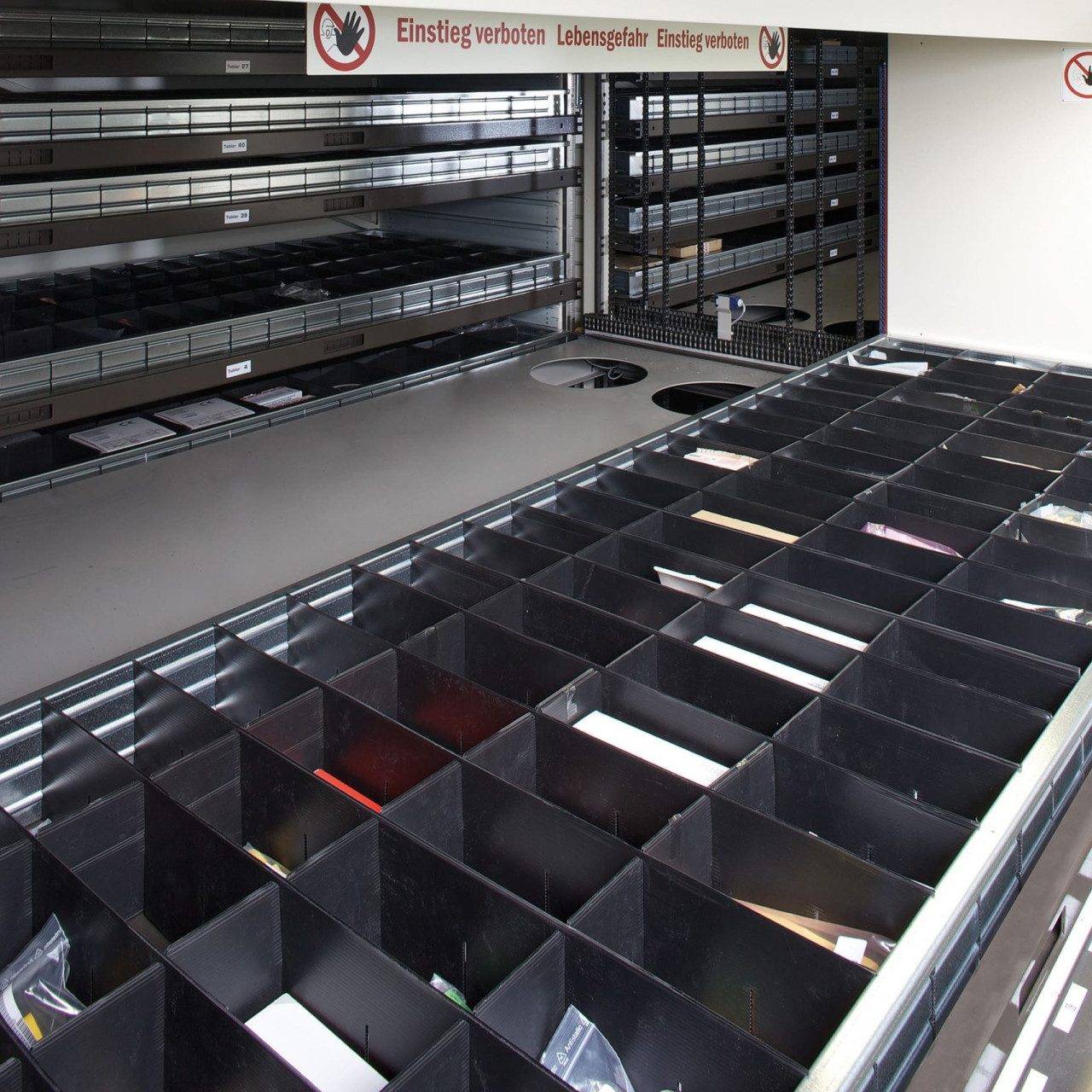 Scomparti per magazzini verticali con finitura antistatica